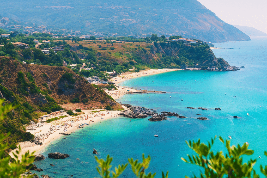 Panorama des plages des Abruzzes sur la mer Adriatique avec falaises verdoyantes, eau turquoise et trabocchi en bois typiques du littoral italien